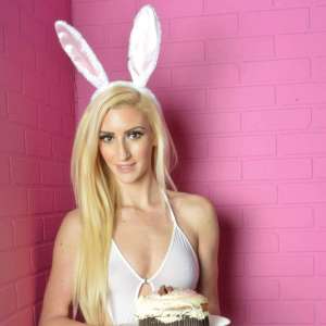 gonjee: Bunny Girl Pieing
