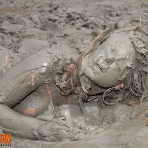 FOXY: Gorgeous Cindy in mud