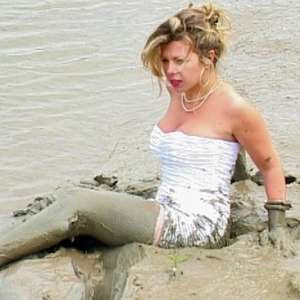 FOXY: video Cindy in mud