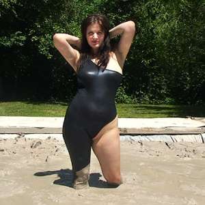 FOXY: big boobs covered mud