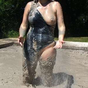 FOXY: big boobs covered mud