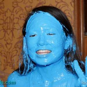 Alumi: Route 207 Has a New Metallic Gold Paint Vid @ Pied Asian Girls