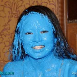 Alumi: Route 207 Has a New Metallic Gold Paint Vid @ Pied Asian Girls
