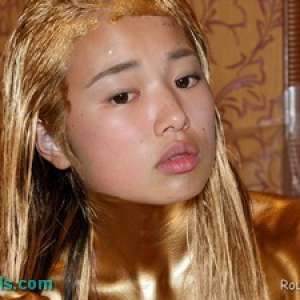 Alumi: Route 207 Has a New Metallic Gold Paint Vid @ Pied Asian Girls