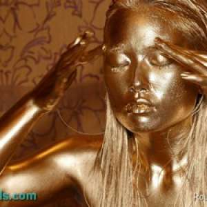 Alumi: Route 207 Has a New Metallic Gold Paint Vid @ Pied Asian Girls