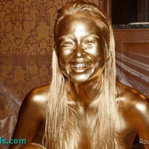 Alumi: Route 207 Has a New Metallic Gold Paint Vid @ Pied Asian Girls
