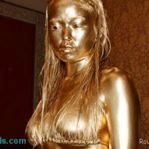 Alumi: Route 207 Has a New Metallic Gold Paint Vid @ Pied Asian Girls