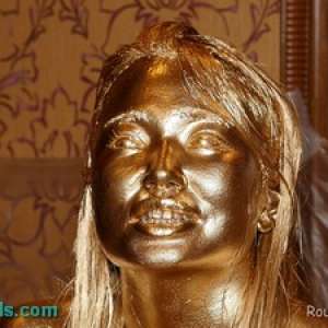 Alumi: Route 207 Has a New Metallic Gold Paint Vid @ Pied Asian Girls