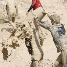 FOXY: Crazy girls in mud