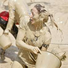 FOXY: Crazy girls in mud