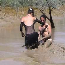 FOXY: A couple in the mud