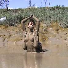 FOXY: A couple in the mud