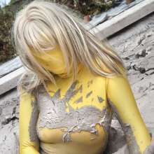 FOXY: the magic of a zentai in mud