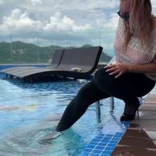 Wet_look_elena: Black Leggings and White Top in Pool
