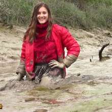 FOXY: video red jacket in mud