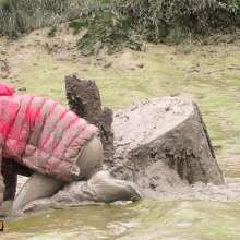 FOXY: video red jacket in mud