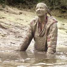 FOXY: Down jacket in deep mud