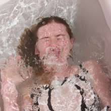 Genoll: Wet in Bathtub