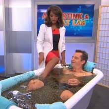 mad_mick_at: What a mainstream-teaser!  Muddy tub, nice Lady and no (messy) end