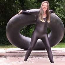 FOXY: video black unitard in mud