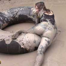 FOXY: video black unitard in mud