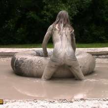 FOXY: video black unitard in mud