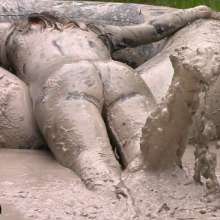 FOXY: video black unitard in mud