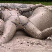 FOXY: video black unitard in mud