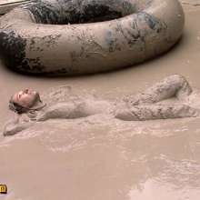 FOXY: video black unitard in mud