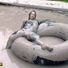 FOXY: video black unitard in mud