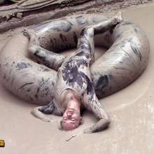 FOXY: video black unitard in mud