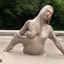 FOXY: video black unitard in mud