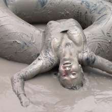 FOXY: video black unitard in mud