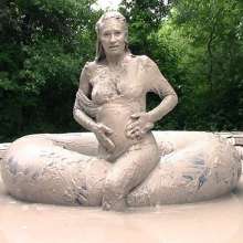 FOXY: video black unitard in mud