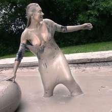 FOXY: video black unitard in mud