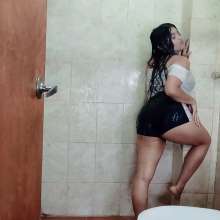 WetPlace: Jazminss Worm Shower In Shorts