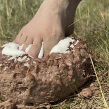 Wamgirlx: Smashing a Cake with My Feet.