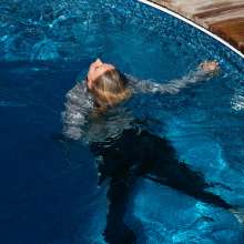 wet.look.me: Wetlook Sport Blonde get wet in Pool | Wetlook.biz