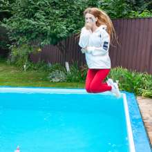 wet.look.me: Wetlook girl in tight sports leggings swimming in the pool | Wetlook.biz