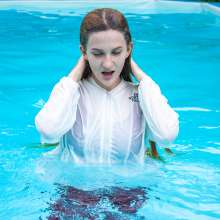 wet.look.me: Wetlook girl in tight sports leggings swimming in the pool | Wetlook.biz