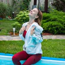 wet.look.me: Wetlook girl in tight sports leggings swimming in the pool | Wetlook.biz
