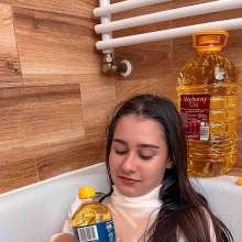 Your Wet Cat: Slippery bath and oil destruction