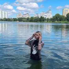 Wet Live Team: Model Alice Is All Wet in Her Casual Outfit
