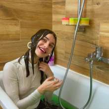 Your Wet Cat: Sticky and Slippery Green Slurry Met Me in My Bath