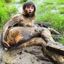 Lyndra Lynn: Swamp Mud Masturbation