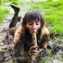 Lyndra Lynn: Swamp Mud Masturbation