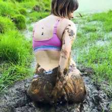 Lyndra Lynn: Swamp Mud Masturbation