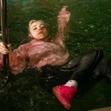 wet.look.me: Wetlook girl in sport Outfit and leggings gets wet | Wetlook.biz