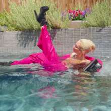 WetlookFashion: Bubbly Business with Hannah