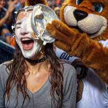 Sleazoid44: Mascot Mania: Pieing Fans